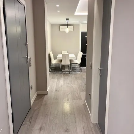 Apartment Near Sheshi Wilson *